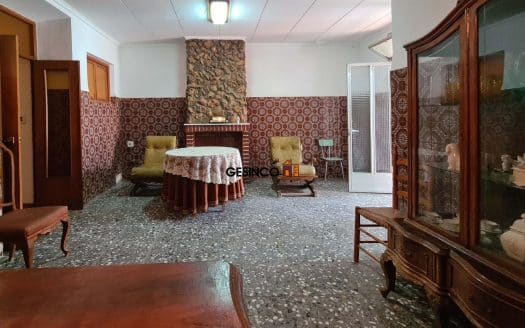 CASA CON PATIO Y TERRAZA EN VENTA EN AIELO DE MALFERIT