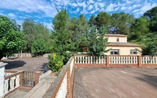 CHALET SOBRE PARCELA URBANA CON PISCINA