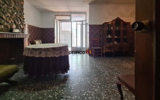 CASA CON PATIO Y TERRAZA EN VENTA EN AIELO DE MALFERIT