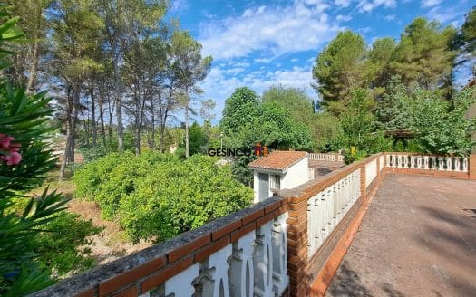 CHALET SOBRE PARCELA URBANA CON PISCINA