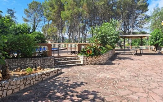 CHALET SOBRE PARCELA URBANA CON PISCINA