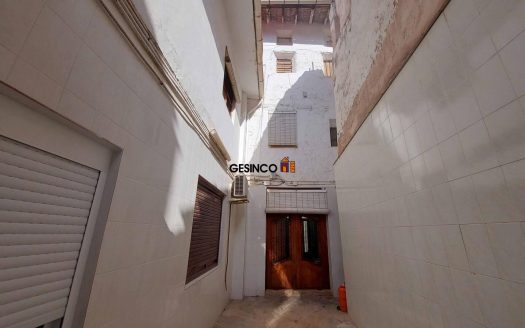 CASA BIEN SITUADA CON PATIO Y TERRAZA