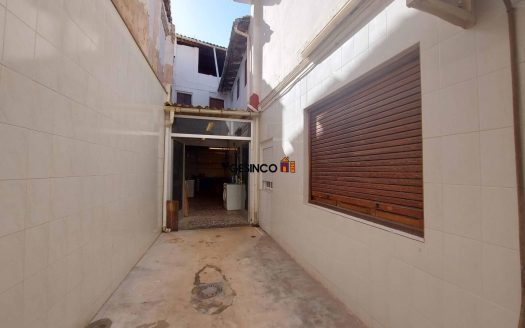 CASA BIEN SITUADA CON PATIO Y TERRAZA