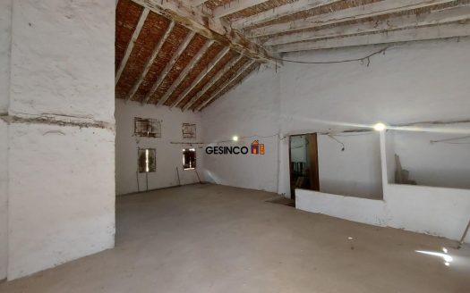 CASA BIEN SITUADA CON PATIO Y TERRAZA