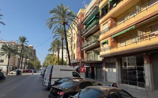 Gran local comercial de 500 m² con doble acceso y excelente ubicación en Gandia