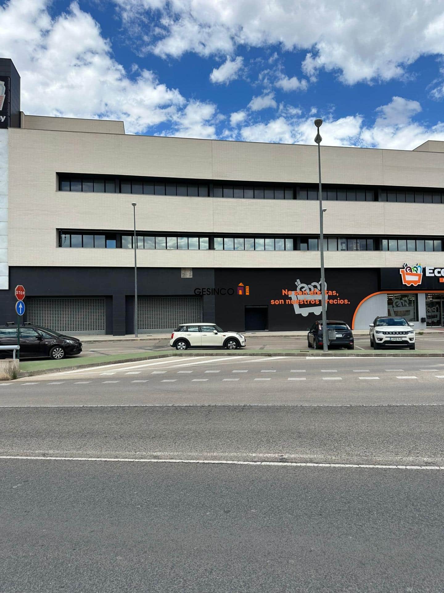 CONJUNTO DE LOCALES EN ZONA COMERCIAL, FRENTE CAMPO DE FUTBOL, JUNTO MERCADONA,
