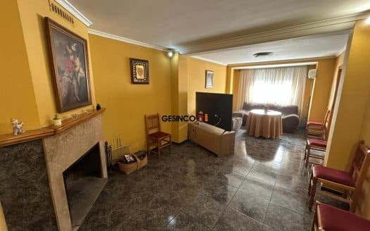 CASA DE PUEBLO CON TERRAZA Y GARAJE