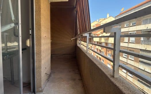 Piso amplio de 3 habitaciones con balcón y muchas posibilidades de reforma en Gandia